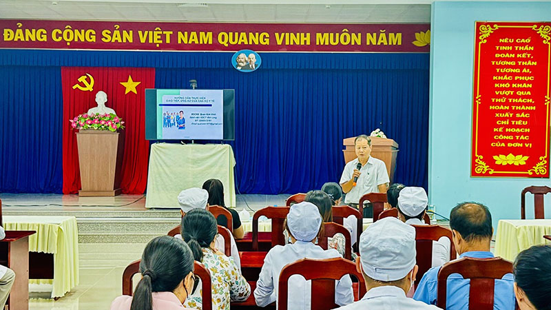 Tập huấn hướng dẫn thực hiện giao tiếp, ứng xử của cán bộ y tế